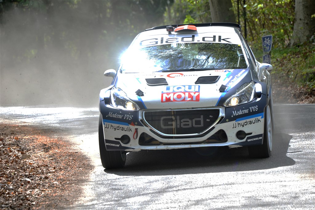 Kenneth Madsen og Mette Felthaus har taget generalsejren i årets to første runder i Dansk Super Rally.